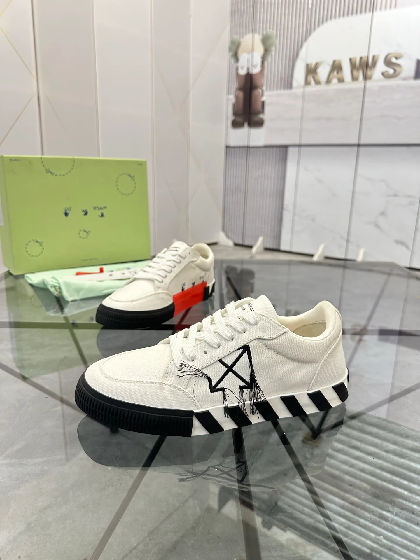 Selling men's shoes 💰: 💰P440¥ Product trademark: OFF WHITE *"OFF WHITE*" low-top casual shoes Regular size: 35-45 (can be customized to 46) Couple style Product materials: original material from the upper counter, breathable lining, original outsole. No.: H203